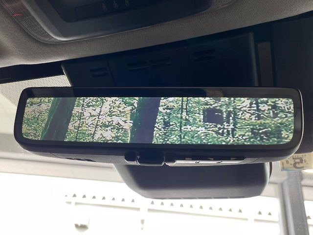 【デジタルインナーミラー】後席の大きな荷物や同乗者で後方が確認しづらい時でも安心！カメラが撮影した車両後方の映像をルームミラー内に表示。クリアな視界で状況の確認が可能です！