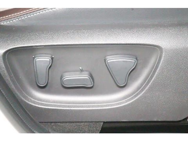 パワーシートを装備！　電動でシートの調整が手軽にできます。