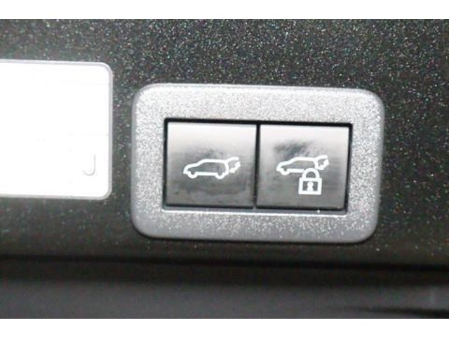このボタンを押すと、トランク（バックドア）を電動で開閉できます。