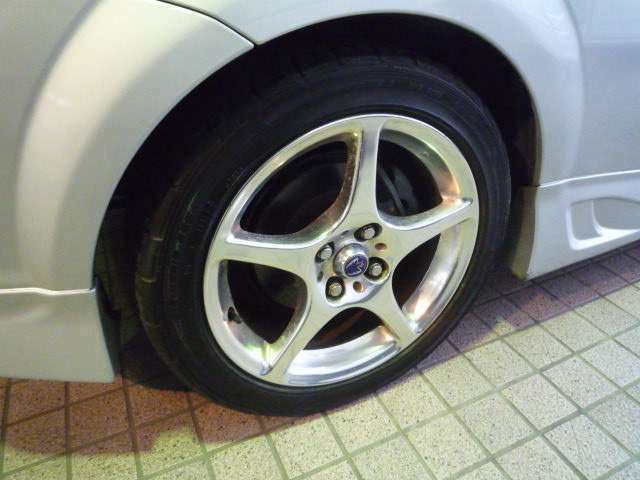 タイヤサイズ　リヤ215/45R16