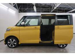 両側スライドドア　助手席側は電動にて開閉可能　ハンズフリー機能付き