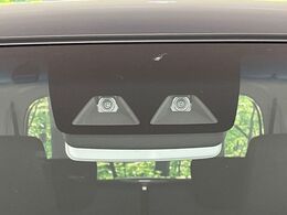 【スマートアシスト】走行中に前方の車両等を認識し、衝突しそうな時は警報とブレーキで衝突回避と被害軽減をアシスト。より安全にドライブをお楽しみいただけます。