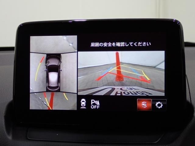 【360°ビューモニター】前後左右に付いた4個のカメラにより、車を上空から捉えたような映像を映し出すなど、状況に応じた様々な視界を提供。駐車はもちろん見通しの悪い交差点や狭い道でもサポート！