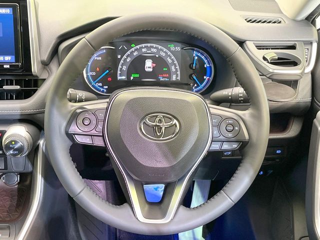 インテリアに合わせたデザインのステアリングは、運転される方のことも考え、運転しやすい形状、大きさです。是非一度、実際に触ってお確かめください。