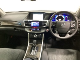 車内は光触媒抗菌消臭施工済です。インパネ周りはスタイリッシュなデザインで機能や装備も充実しています。グローブボックスやカップホルダーのほかにトレーなどたくさんの収納スペースが付いています。