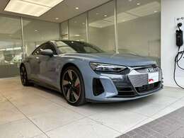 《Audi認定中古車》ならではのクオリティ、高度な訓練・教育を受けたAudi専門のメカニックがご納車前に100項目にも及ぶ精密な点検を行います。
