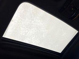 【サンルーフ】開放感たっぷりの希少装備、サンルーフが装着されています！車内に明かりを取り入れたり景色を楽しむ以外にも、車内の空気も簡単に換気できて快適です！