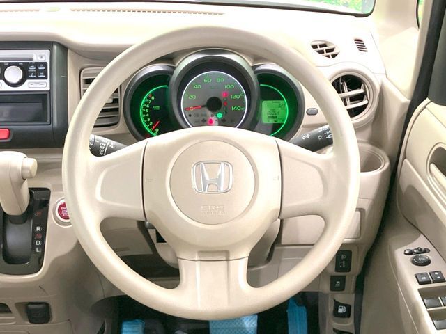 インテリアに合わせたデザインのステアリングは、運転される方のことも考え、運転しやすい形状、大きさです。是非一度、実際に触ってお確かめください。