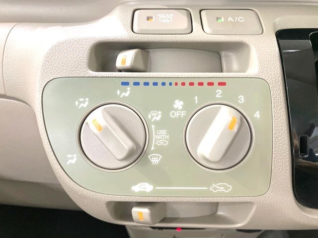 寒い冬も暑い夏も全席に快適な空調を届けてくれる、ダイヤル式エアコンを装備♪