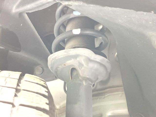 お車を安心してお乗りいただく為には、足回りの定期点検が欠かせません。サービスサポート（有償保証）では無料点検もご提供しており、安心のカーライフをお過ごしいただけるサポート体制が整っています。