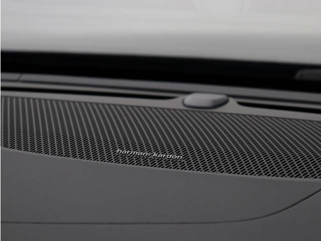 【harman/kardon】世界のオーディオファン垂涎のプレミアムサウンドシステムを搭載。原音に近い音場空間を忠実に再現。乗る人すべてに最良の音響体験を提供します。