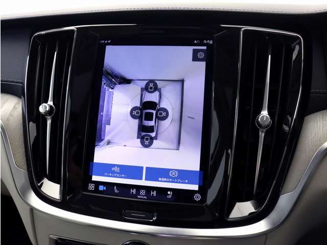 リアカメラによる後方の確認だけでなく、真上から見下ろすバードアイ映像を映し出す360度ビューカメラで、自車周辺の詳細な状況を確認できます。見通しが悪く狭い場所で車を取り回す際には心強い味方となります。