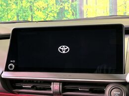 【12.3インチディスプレイオーディオ】スマートフォンと連携が可能な大画面ディスプレイオーディオです。スマートフォンのナビ機能を使用したり、Bluetooth接続で音楽もお楽しみいただけます！