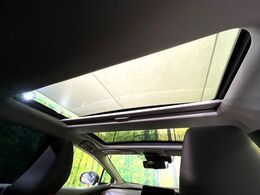 【ガラスルーフ】ガラスルーフ搭載で車内の解放感が一気にアップ！開放的なドライブをお楽しみいただけます。