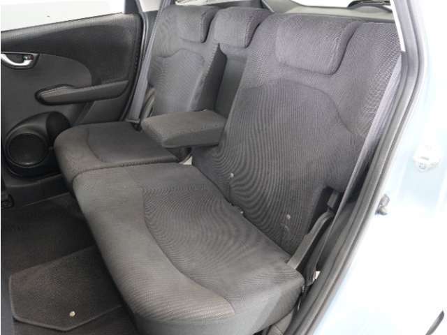 家族やご友人とBBQに行くとき、楽しさは道中の車内から始まっています！このベンチシートに座って、みんなで和気あいあい盛り上がりましょう！