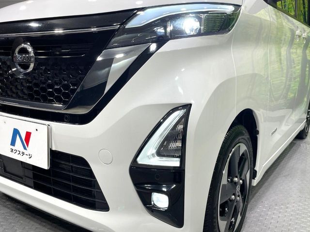 【LEDヘッドライト】悪天候や夜間走行時も良好な視界を確保し安心して運転できる高輝度LEDヘッドライトを装備！点灯速度が早く、消費電力も抑えられています。