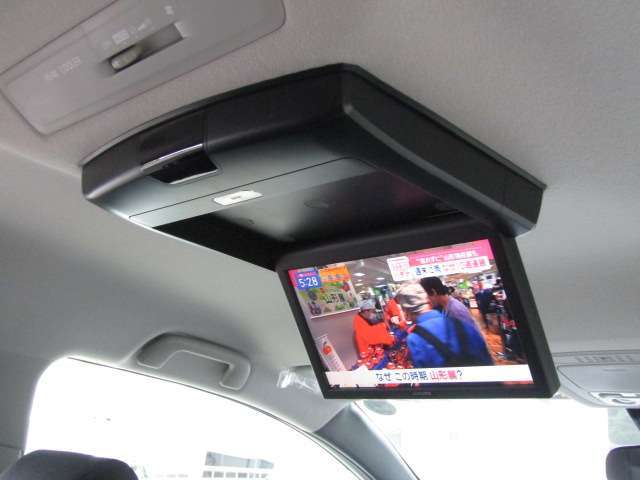【後席用フリップダウンモニター】後席のエンターテイメントも充実♪走行中もテレビは見れますので、これで後席に座っているお子様やご家族の方々も快適ドライブ♪LINEでのお問合せもOKです。
