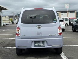 ドアロックに連動してミラーを自動で格納してくれる「オートリトラミラー」を装備しています！