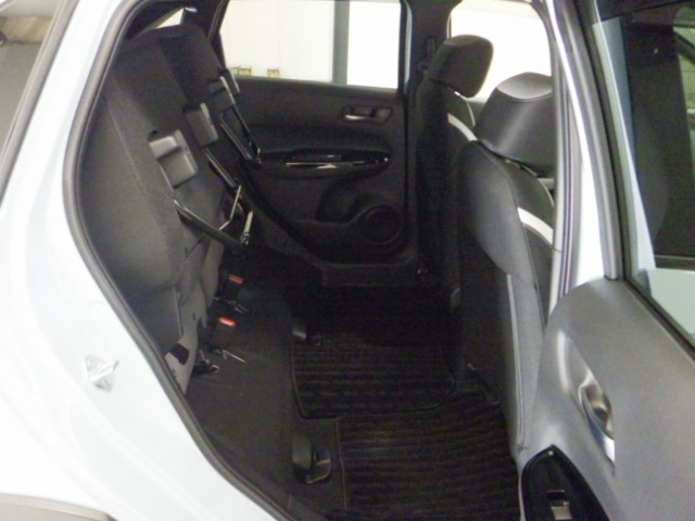 【後部座席】座面を跳ね上げると、高さのあるお荷物も載せることができるようになります。重いお荷物などは車の中心に近い場所に載せる方が車の姿勢が安定します。