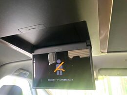 【フリップダウンモニター】大画面モニターで後席でもエンタメをお楽しみいただけます。小さなお子様にも大人気の装備です♪