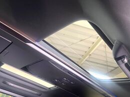 【パノラマルーフ】大型のガラスルーフ搭載で車内の解放感が一気にアップ！開放的なドライブをお楽しみいただけます。