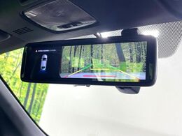 【デジタルインナーミラー】後席の大きな荷物や同乗者で後方が確認しづらい時でも安心！カメラが撮影した車両後方の映像をルームミラー内に表示。クリアな視界で状況の確認が可能です！