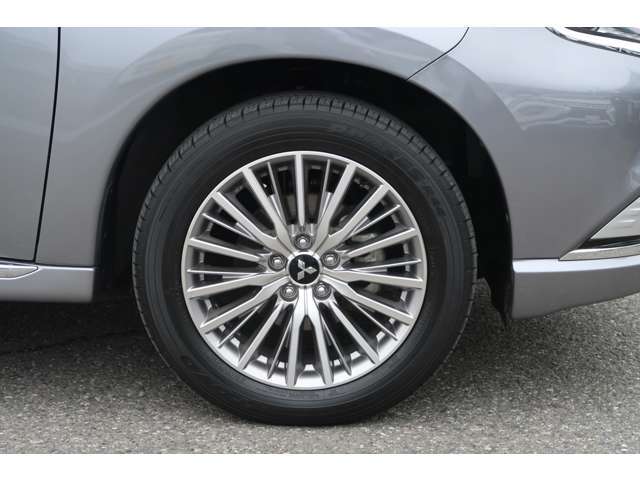 タイヤサイズ 225/55R-18　純正アルミホイール。