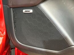 【BOSEサウンドシステム】メーカーオプションの高品位サウンドシステムを搭載。専用のチューニングが施された大小様々なスピーカーから良質なサウンドが奏でられ、臨場感あふれる音響空間を演出します。