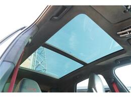 メーカーオプションパノラマルーフシステム装備☆高級車やSUV車など幅広く好まれるメーカーオプション装備の一つ☆車内に自然光の明るさを取り入れることができ、とても暖かく春先などには重宝します☆