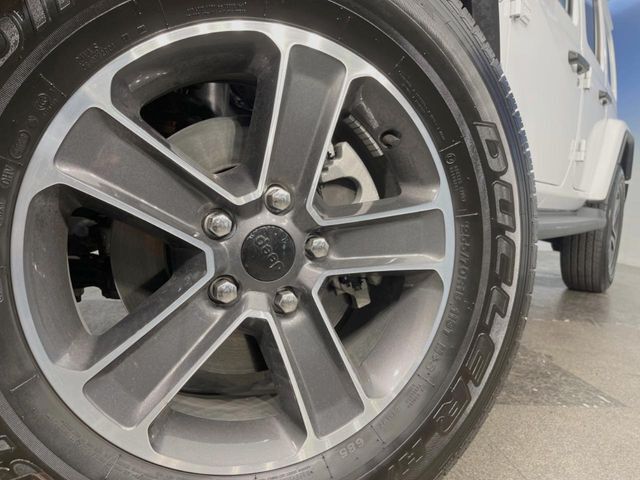 ●純正18インチアルミホイール：輸入車ならではの卓越した走りを支えるホイールと足回りです！日本車の走りに慣れている方にもぜひ体感して頂きたいほど、高いレベルでまとまっています！