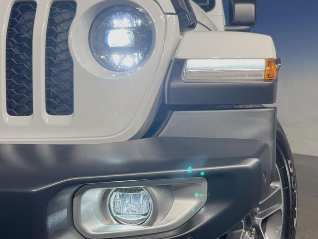 ●LEDヘッドライト：夜間走行時も良好な視界を確保し安心して運転できる高輝度LEDヘッドライトを装備！点灯速度が早く、消費電力も抑えられています。