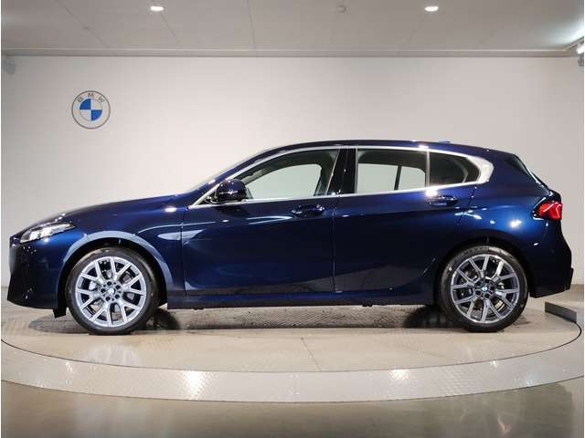 【拘りのFR】BMWが多く採用するFR車。ダイレクトでスポーティな加速感・シャープなハンドリングを実現。縦置きエンジンレイアウトにより、フラットで上質な乗り味です。