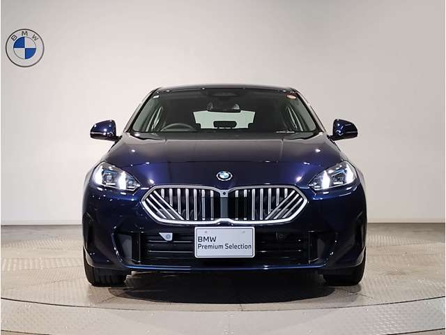 【キドニーグリル】BMWは約90年もの間、ほぼ全ての車両にひと目でBMWだと分かるこの特徴的なフロントグリルが備えられ、デザイン・アイコンとして親しまれてきました。