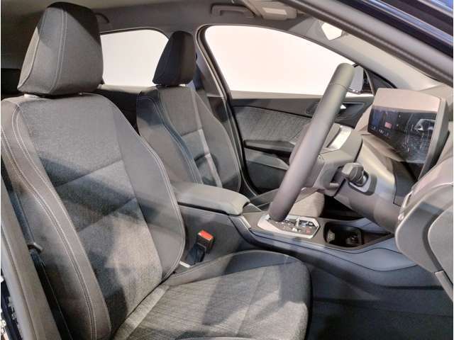 【コックピットシート】BMW車の主役席。車体中央にくる様に配置し車両重心とが一致する事でドライバーと車との一体感あるドライビングを実現。人間工学に基づき形成した形状が長時間のドライブ疲労も軽減します！