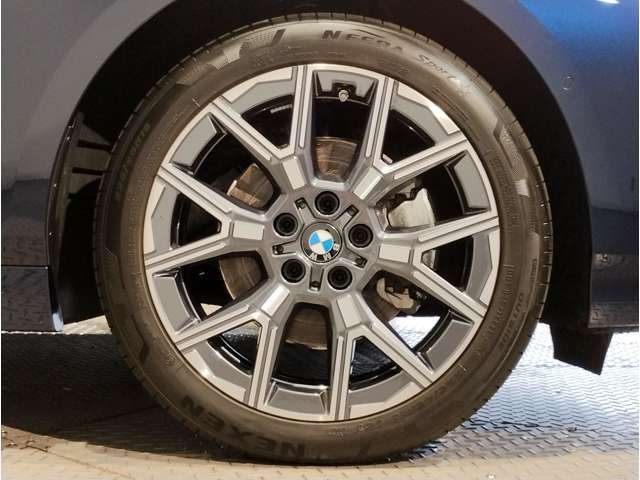 【BMWアロイホイル】軽量かつ強度に拘ったアロイホイル。走行性能ポテンシャルを引き出す設計。車の足元を引き締めてくれる大きなポイントはアロイホイルです。