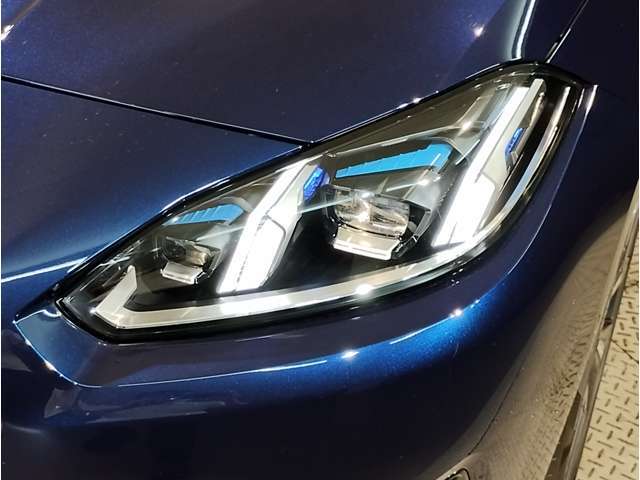 【LEDヘッドライト】先進のLEDテクノロジーを採用。放射される白色光の周波特性は太陽光に近く、バイキセノン・ヘッドライトを上回るコントラストで更に明るく輝きます！