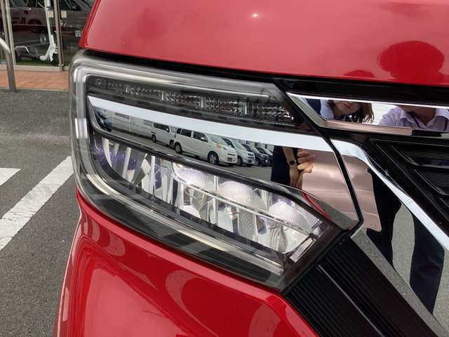 【LED・HIDヘッドライト】　ハロゲンヘッドライトに比べて大光量で、遠方視認性を向上させてくれる為、悪天候や夜間の運転をより安全にサポートしてくれます