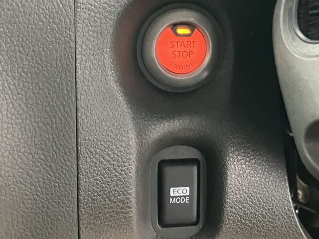 キーを取り出さなくてもエンジン始動ができるプッシュエンジンスターター。車内にキーがあればボタンを押すだけでエンジン始動できます。