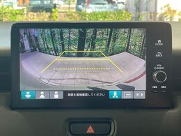 【バックカメラ】駐車時に後方がリアルタイム映像で確認できます。大型商業施設や立体駐車場での駐車時や、夜間のバック時に大活躍！運転スキルに関わらず、今や必須となった装備のひとつです！