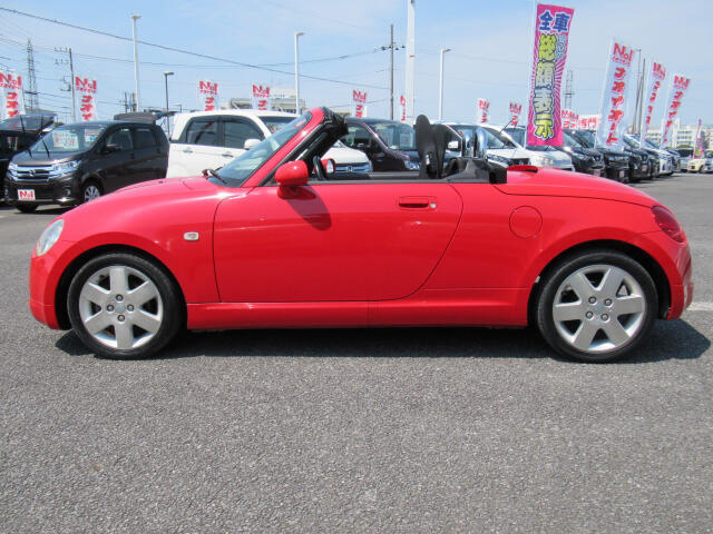 【当店のこだわり】入庫後のお車は選任スタッフによる細部清掃を実施しております。足回り、エンジンルーム、室内、室外を隅々まで綺麗にしております。展示車はピカピカです。全国配送も可能ですのでご相談下さい！