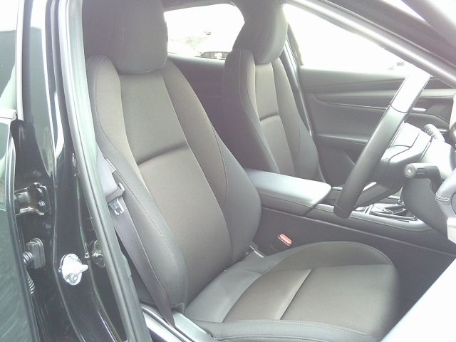 ドライビングポジションは車を意のままに操り、運転を楽しむための土台となります！「適正な操作ユニットの配置」と「正しい姿勢が取れるシート」は人馬一体の基本であり安心・快適な走りを支えとなります！