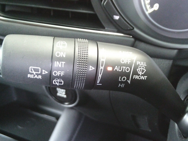 ワイパーレバーはAUTOにするとレバー内に組み込まれたLEDが点灯し、識別しやすくなっています♪