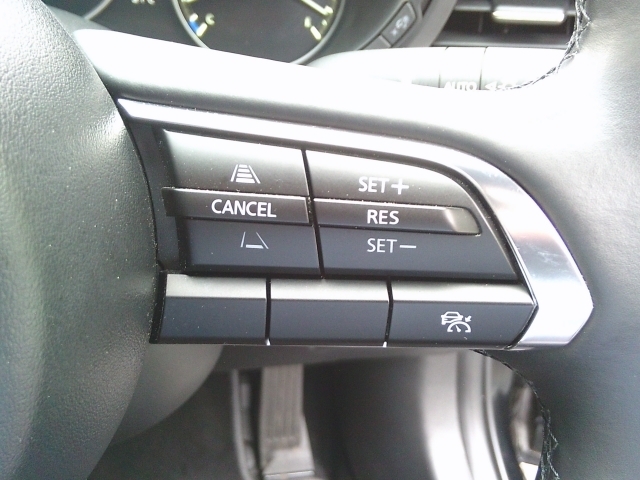 追従型クルーズコントロール付き！高速道路走行時にアクセルやブレーキを操作することなく、前方車との車間距離を保つよう自動で車速をコントロールします。全車速追従機能付きは時速0キロから高速域までカバー！
