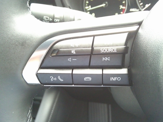 運転姿勢を崩さずにオーディオ操作が可能なステアリングオーディオスイッチ。Bluetooth接続でハンズフリー通話も可能です！