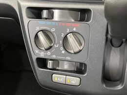 寒い冬も暑い夏も全席に快適な空調を届けてくれる、ダイヤル式エアコンを装備♪