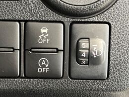 【横滑り防止装置】車両の横滑りを感知すると、自動的に車両の進行方向を保つように車両を制御します。雨の日など滑りやすい路面状況でも安全な運転が可能です。