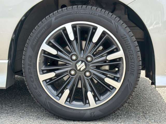 タイヤサイズは165/55R15　純正アルミホイールです。かっこよく決まっております！