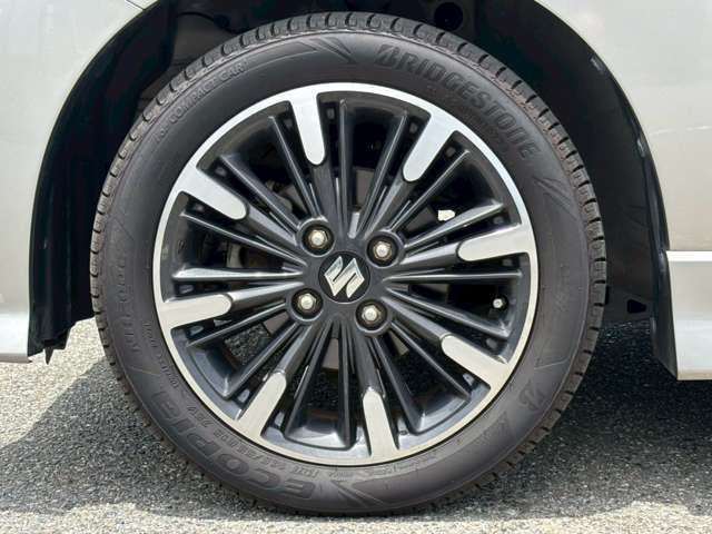 タイヤサイズは165/55R15　純正アルミホイールです。かっこよく決まっております！