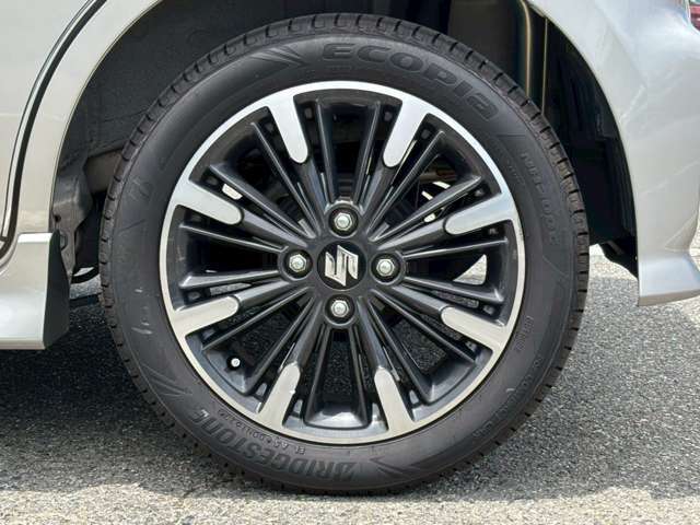 タイヤサイズは165/55R15　純正アルミホイールです。かっこよく決まっております！