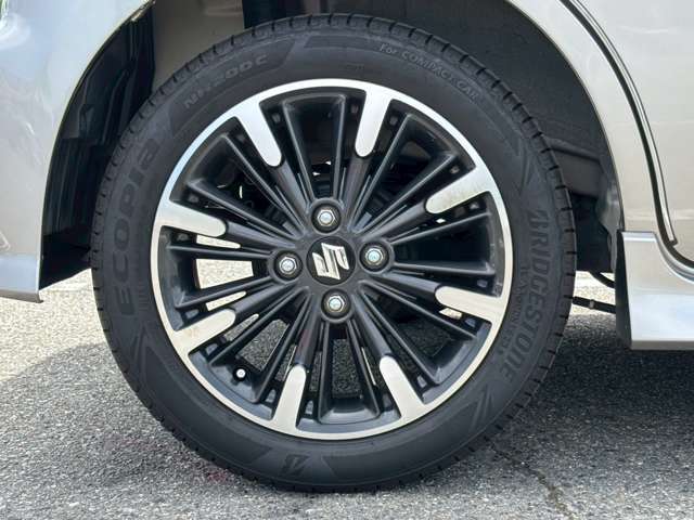タイヤサイズは165/55R15　純正アルミホイールです。かっこよく決まっております！